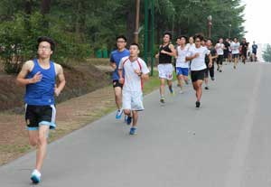 육군3사관학교 예비 사관생도 선발시험 지원자들이 1.5㎞ 달리기로 체력검정을 받고 있다. 육군3사관학교 제공