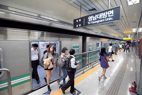 대구도시철도 2호선 경산연장구간 개통을 일주일 앞둔 12일 오후 사월역에서 영남대학교 학생들이 하차하고 있다. 19일 오후 5시부터는 영남대역에서 내릴 수 있다. 정운철기자 woon@msnet.co.kr