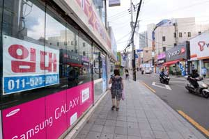 휴대폰 대리점이 모여있는 동성로 통신골목에 손님이 줄면서 빈 점포가 늘고 있다. 정운철기자 woon@msnet.co.kr