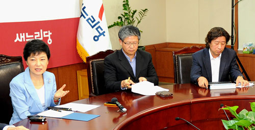 박근혜 새누리당 대선 후보가 13일 서울 여의도 당사에서 한국지방신문협회와 가진 공동인터뷰에서 현안과 정책에 대해 설명하고 있다. 오른쪽이 서명수 매일신문 서울 정경부장. 한국지방신문협회 공동취재단