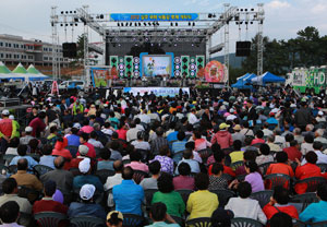 14일 낙동강 국제물주간행사의 일환으로 열린 상주국제낙동강축제에 많은 시민들이 참가했다.