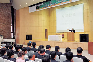 소공동체 첫 세미나가 4일 대구에서 열렸다. 대구대구교 조환길 대주교가 개회사를 하고, 주교회의 소공동체 소위원회 위원장은 맡고 있는 이병호 주교(전주교구장)가 주제발표를 했다.