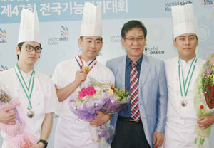 제47회 전국기능경기대회 요리부문에서 금상과 은상을 수상한 정하석, 손인배, 최영준 교수, 조한렬 씨.(사진 왼쪽부터)