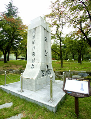 추풍령 하행선 휴게소 소공원에는 경부고속도로 중앙기점을 알리는 표지석이 있다.