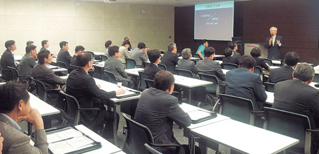 ▲18일 매일신문 경북CEO포럼에서 대구카네기연구소 이규석 원장이 미래사회에서의 역할론에 대해 강연을 펼쳤다.