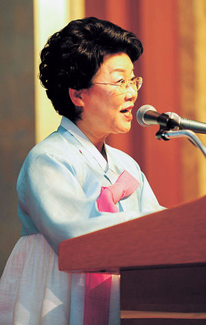▲김관용 경북도지사 부인 김춘희 씨는 19일 제33회 세계여성단체협의회에 참석해 여중군자(女中君子) 장계향과 음식디미방의 우수성을 알렸다.