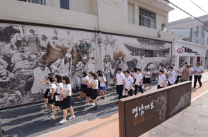 주 5일제로 여가시간이 늘어나면서 여행 관련 사업이 주목받고 있다. 도심을 테마로 한 도보여행과 소풍 음식 배달 서비스는 여행 사업 중에서도 틈새시장을 노렸다. 대구 근대골목투어 모습. 매일신문 자료사진