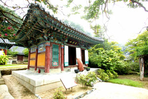 황악산 직지사 경내에 있는 사명대사를 모신 사명각. 사명은 직지사에서 출가해 주지 스님을 지냈다. 박정희 전 대통령이 쓴 사명각 현판은 왼쪽에서 오른쪽으로 쓴 것이 특징이다.