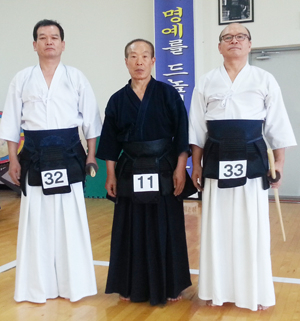 이달 15일 대구시검도회 추계 정기승단심사에서 60, 70대의 나이에 승단의 꿈을 이룬 이상한(2단), 이태용(4단), 한영수(2단) 씨.(이상 왼쪽부터)