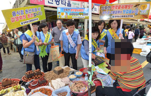 추석을 앞두고 20일 대구 서문시장에서 국립농산물품질관리원 경북지원 원산지 단속반원과 명예감시원 등 20여 명이 