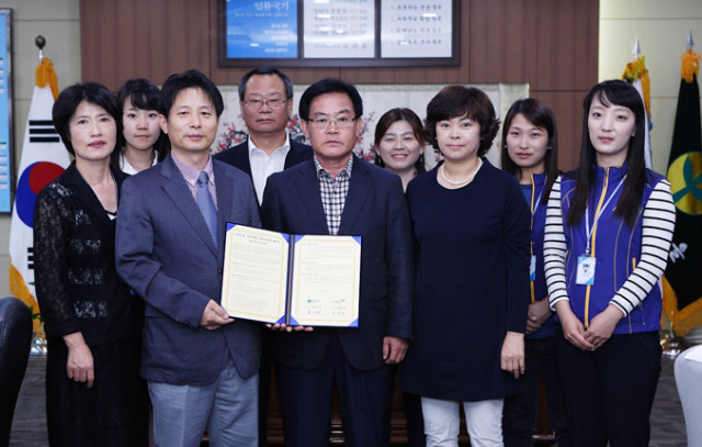 칠곡군은 지난 20일 군수실에서 초록우산 어린이재단 경북지역본부와 연계하여 지역 빈곤아동의 복지증진을 위한 