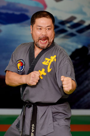 김호진 대사범이 겨루기 자세를 취하고 있다.