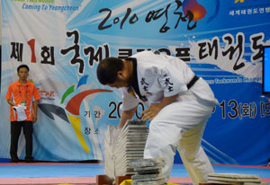 2010년 영천에서 열린 태권도대회에서 격파시범을 보이고 있다.