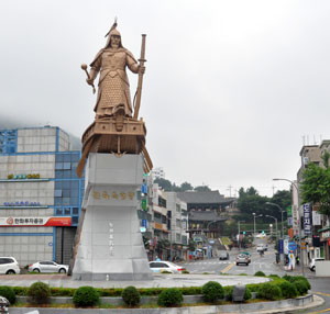 이순신 장군 동상이 세워져 있는 이순신광장. 스토리텔링에 성공해 유명해진 금풍생이 구이로 전국 식도락가들이 줄을 이어 찾아와 이곳 상인들은 연중 불경기를 잊고 산다.