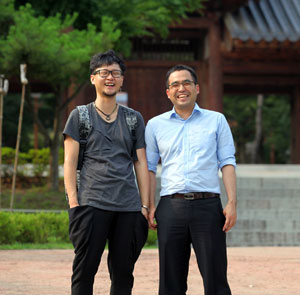 지방대 출신이라는 약점을 극복하고 유명 광고대행사와 다국적 커뮤니케이션 컨설팅사에 당당히 입사한 제갈현열(왼쪽) 씨와 김도윤 씨가 모교인 계명대 한학촌에서 함께 만났다. 계명대 제공