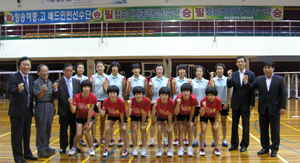 청송여중과 청송여고 배드민턴 선수단이 22일 격려 차 학교를 찾은 교육청 관계자들과 포즈를 취했다. 왼쪽 두 번째는 박지학 교장, 오른쪽 두 번째는 경북도교육청 박준 부교육감. 청송여고 제공