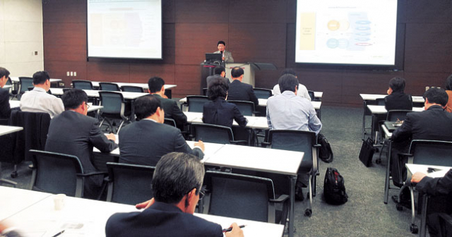 ▲25일 매일신문 경북CEO포럼 3주차 강의에서 김경훈 한국트렌드연구소장이 강연을 하고 있다.