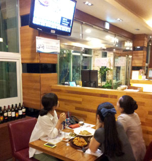 경산시의 한 음식점이 음식점 주방을 실시간 공개하는 주방 화상 공개 시스템을 도입, 손님들이 TV 화면을 통해 음식 조리과정 등을 직접 확인하고 있다. 경산시 제공