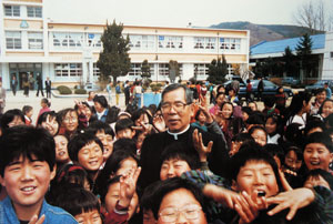 김수환 추기경이 1993년 3월 유년 시절을 보낸 군위읍 용대리와 군위초등학교를 찾았다.