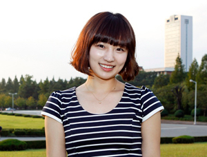 풀브라이트 장학생으로 선발된 황영 씨가 영남대 캠퍼스에서 포즈를 취했다. 사진은 영남대 제공