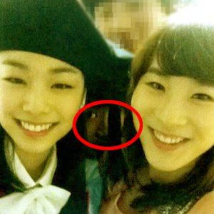 김연아 학사모 사진 뒤에 뭐야?…