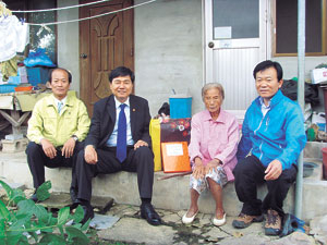 추석 연휴를 앞두고 정만복(왼쪽에서 두번째) 상주 부시장 등 간부 공무원들이 열흘 동안 어려운 이웃을 찾아 생필품을 전했다.