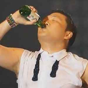 싸이 소주, 서울광장 무료공연 중 소주 병째 