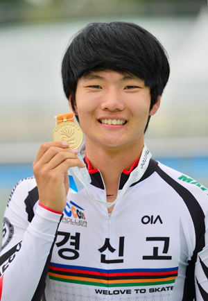 제93회 전국체전 롤러경기에서 대회 첫 금메달리스트가 된 대구 경신고 이상철이 금메달을 들어보이고 있다. 우태욱기자 woo@msnet.co.kr