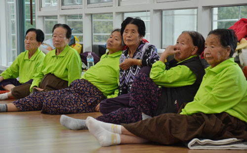 8일 구미 환경자원화시설로 피난 온 산동면 봉산리 마을 주민들이 남겨진 집, 피해 입은 가축과 농작물 등을 생각하며 불안과 걱정스런 표정을 짓고 있다. 성일권기자 sungig@msnet.co.kr