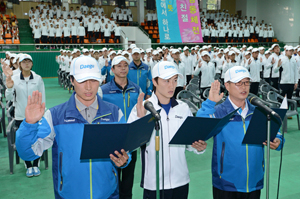 제93회 전국체육대회 대구 선수단 결단식이 8일 대구시민체육관에서 열린 가운데 이번 대회 참가 선수와 지도자 대표가 성공 체전을 다짐하며 결의문을 낭독하고 있다. 정운철기자 woon@msnet.co.kr