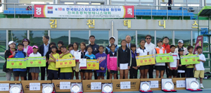 김천에서 열린 제10회 한국테니스지도자아카데미 전국초등학생테니스대회 입상 선수들이 8일 대회 관계자들과 포즈를 취했다. 한국테니스지도자아카데미 제공