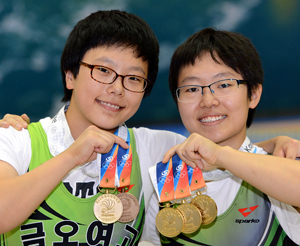 11일 대구 엑스코에서 열린 역도 여고부 48kg급에서 3관왕을 차지한 권유리(오른쪽)와 53kg급 인상에서 금메달을 따낸 임지원이 메달을 들고 환하게 웃고 있다. 정운철기자 woon@msnet.co.kr
