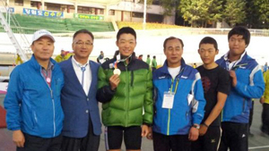 11일 사이클 남고부 3㎞ 개인추발에서 우승한 대구체고 김옥철(왼쪽 3번째)이 금메달을 목에 걸고 대회 관계자들과 함께 포즈를 취했다. 대구체고 제공