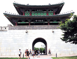 대구 망우공원에 있는 영남제일관문은 사실 대구읍성의 남문이었다. 1906년 대구읍성이 철거될 때 헐린 것을 1980년 망우공원 안에 복원한 것이다. 이에 대해 원래 자리인 대구 중구 남성로로 다시 옮겨와야 한다는 목소리가 나오고 있다. 매일신문 자료사진