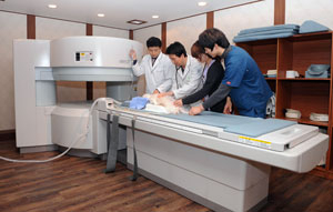 대구 수성구 대구동물메디컬센터 MRI실에서 반려견이 MRI 검사를 받고 있다. 정운철기자 woon@msnet.co.kr