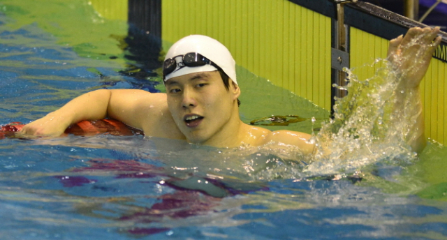 (사진) 12일 대구 두류수영장에서 열린 제93회 전국체육대회 수영 남자 일반부 배영 200m 결승에서 김지현(대구체육회)이 1위로 들어 온 뒤 기록을 확인하고 있다. 우태욱기자 woo@msnet.co.kr