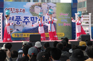 ▲현풍시장을 찾는 주민들을 위해 매월 2차례에 걸쳐 풍물놀이, 품바 공연, 다양한 악기 연주, 즉석 노래자랑 등 문화공연을 펼치고 있다. 달성군 제공