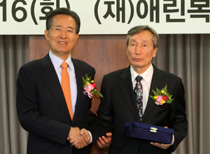 16일 포스코 국제관에서 열린 시상식에서 김삼일 포항시립극단 연출자(오른쪽)가 애린복지재단(이사장 이대공)으로부터 제2회 애린문화상을 받았다. 애린복지재단 제공