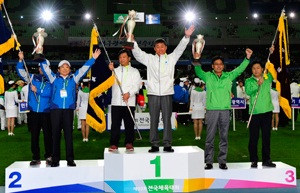 제93회 전국체전 종합시상식에서 구정모(왼쪽 두 번째) 대구시체육회 상임부회장이 선수단을 대표해 2위 시상대에 올라 트로피를 들고 기뻐하고 있다. 우태욱기자 woo@msnet.co.kr