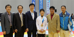 전국체전에서 레슬링 2관왕에 오른 경북공고 박창준이 교육청 및 학교 선생님들과 기념촬영을 하고 있다. 경북공고 제공