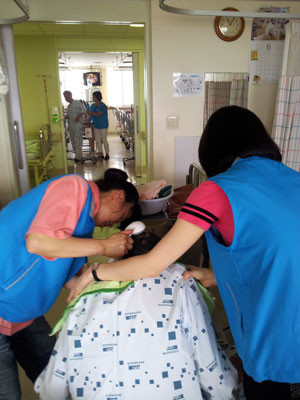 구미호스피스회 회원들이 말기암 환우들에게 목욕 자원봉사활동을 하고 있다. 구미호스피스회 제공