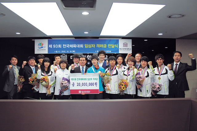 대구과학대 김석종 총장이 교내 접견실에서 전국체육대회 입상 선수단에 장학금을 수여하고 기념촬영을 했다.