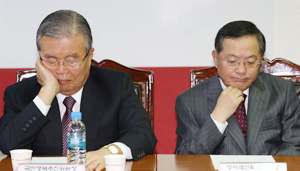새누리당 김종인 국민행복추진위원장과 안대희 정치쇄신특위원장이 22일 오전 서울 여의도 당사에서 열린 중앙선거대책위원회의에서 굳은 표정으로 공동선대위원장들의 발언을 경청하고 있다. 연합뉴스