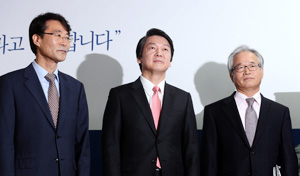 안철수(가운데) 무소속 대선후보가 21일 오전 서울 종로구 공평동 선거캠프에서 열린 고용