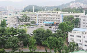 2014년 경상북도청 이전을 앞두고 도청 이전에 따른 주변 도심 공동화와 후적지 개발 비용, 신청사 건립 및 신도시 기반 조성 재원 등을 국가 차원에서 지원해야 한다는 여론이 높다. 대구 북구 산격동 경북도청 모습. 매일신문 자료사진