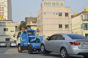 19일 대구 달서구 견인관리소로 불법 주차 차량이 견인되고 있다. 우태욱기자 woo@msnet.co.kr