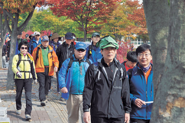 대구대 교직원 가족과 학생 등이 20일 대구대 경산캠퍼스를 걷는 트레킹 행사를 즐겼다.