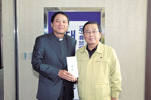 매일신문사 이창영 사장이 22일 불산 누출사고 대책본부를 찾아 남유진 구미시장에게 위로금을 전달했다.