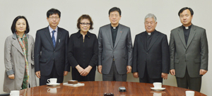 안중근 의사의 외손녀 황은실(왼쪽에서 세 번째) 여사가 22일 천주교 대구대교구를 방문해 기념촬영을 했다. 왼쪽부터 이혜균 안중근의사기념회 기념사업부장, 이경규 대구가톨릭대 교수. 황 여사, 조환길 대주교, 이용길 총대리 신부, 박석재 사무처장 신부.