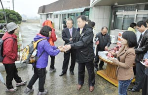 봉화군 직원들이 22일 외씨버선길 열차관광객들에게 봉화사과를 나눠주며 반갑게 맞이하고 있다.